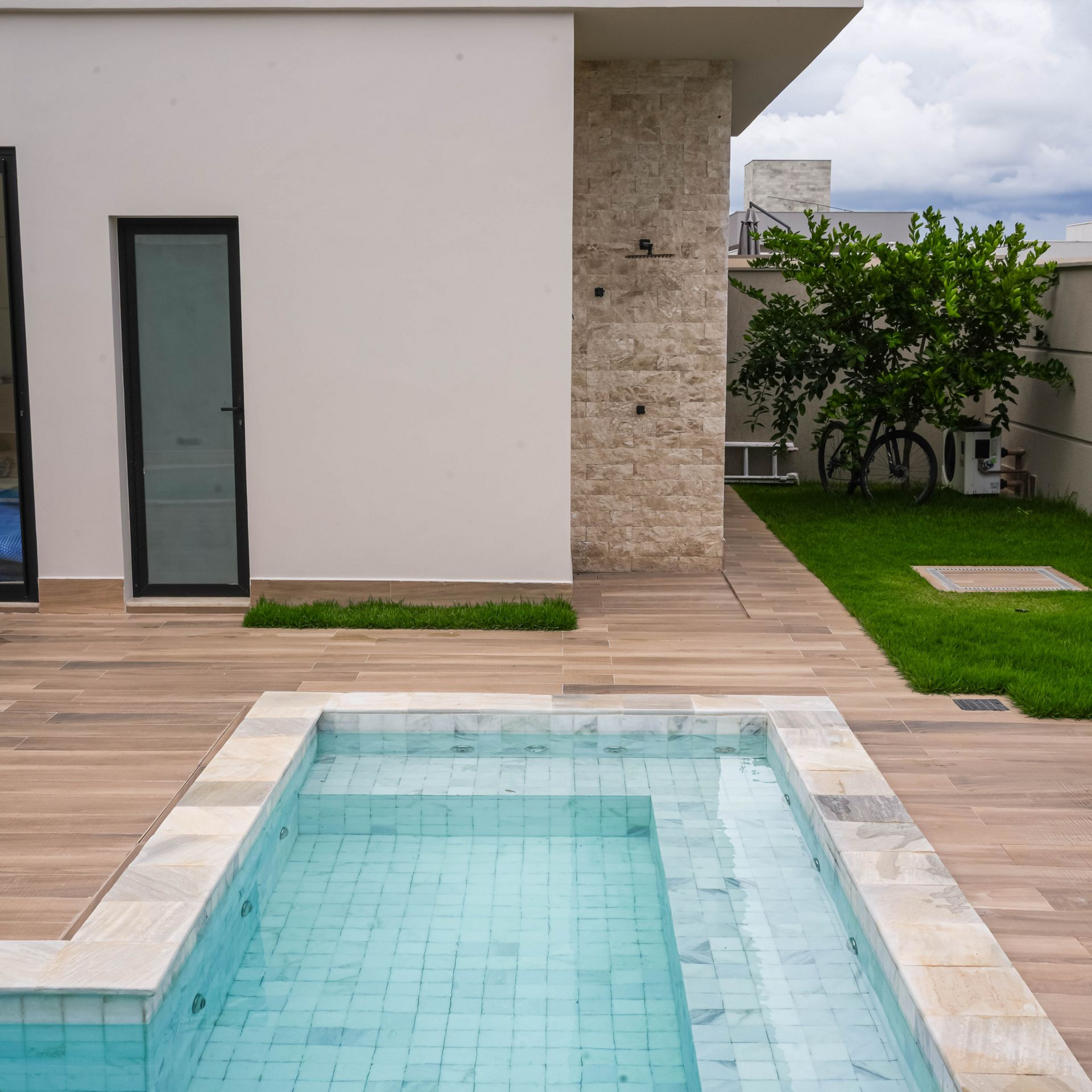 Pedra São Tomé na piscina