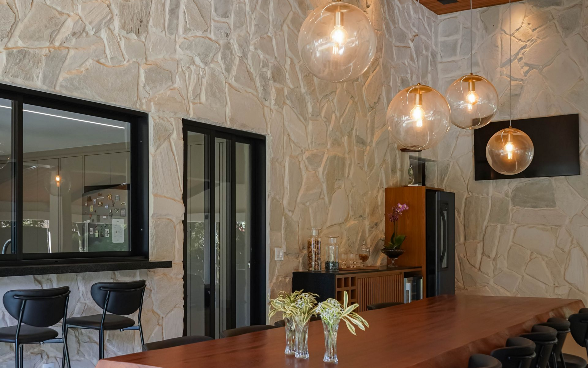 pedra moledo classica na sala de jantar