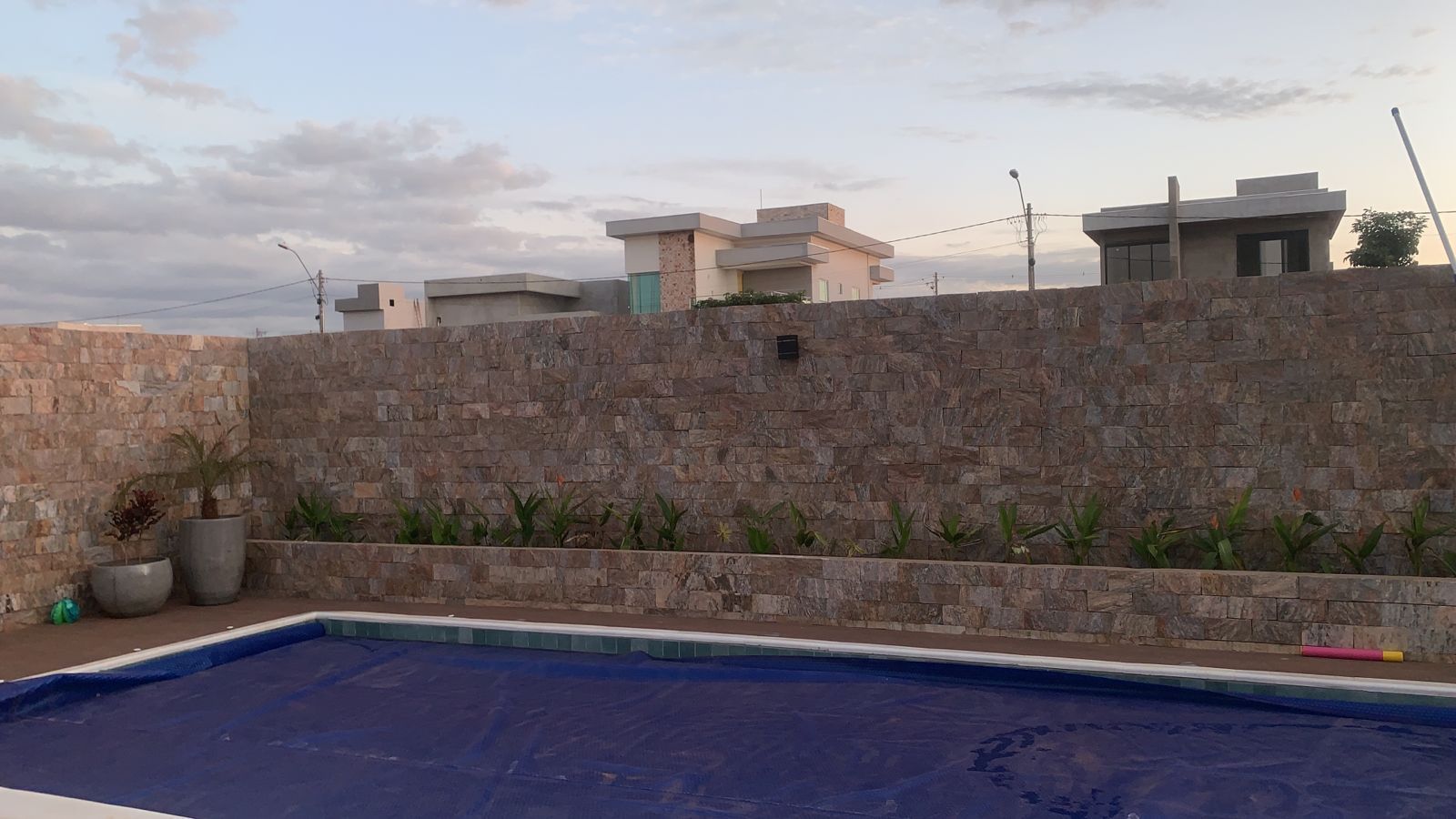 miracema boreal, miracema boreal revestimento, revestimento rockface cobre, pedra para fachada, revestimento natural quente, pedra para parede externa, revestimento contemporâneo em relevo, pedra natural para fachada, miracema para muro e piscina, revestimento cobre e cinza