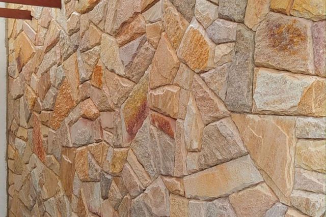 Muro De Pedra De Pedras Naturais, De Diferentes Tamanhos, Folheados De Pedra  Russa Em Tons De Marrom E Bege, Revestidos Com Revest Imagem de Stock -  Imagem de rocha, projeto: 209809467