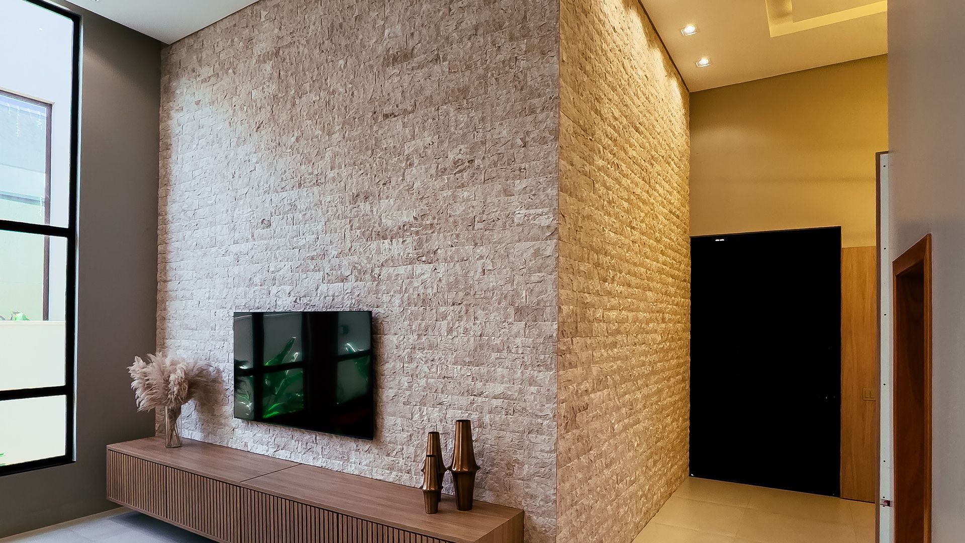 Travertino revestindo sala de estar