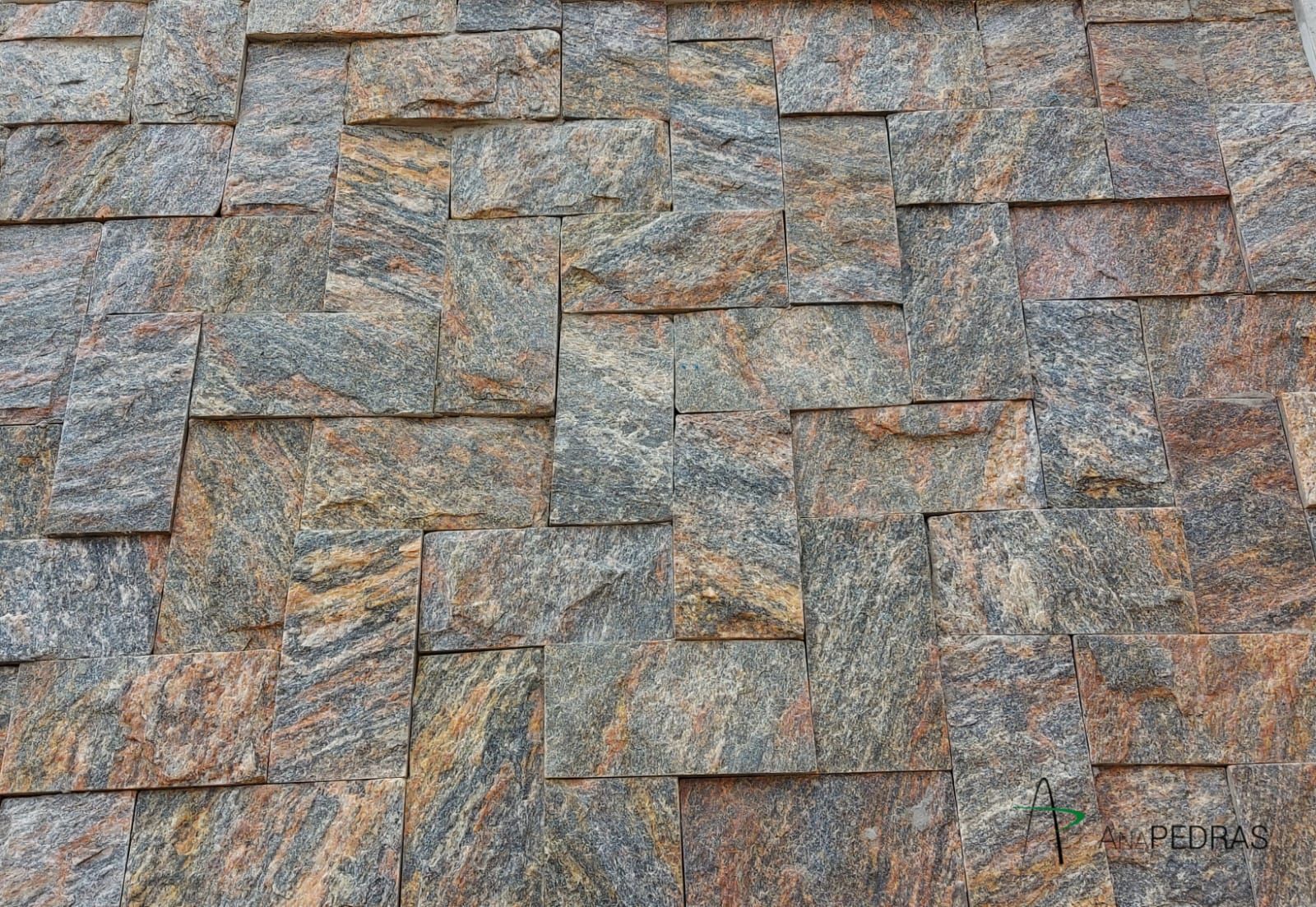 miracema boreal, miracema boreal revestimento, revestimento rockface cobre, pedra para fachada, revestimento natural quente, pedra para parede externa, revestimento contemporâneo em relevo, pedra natural para fachada, miracema para muro e piscina, revestimento cobre e cinza