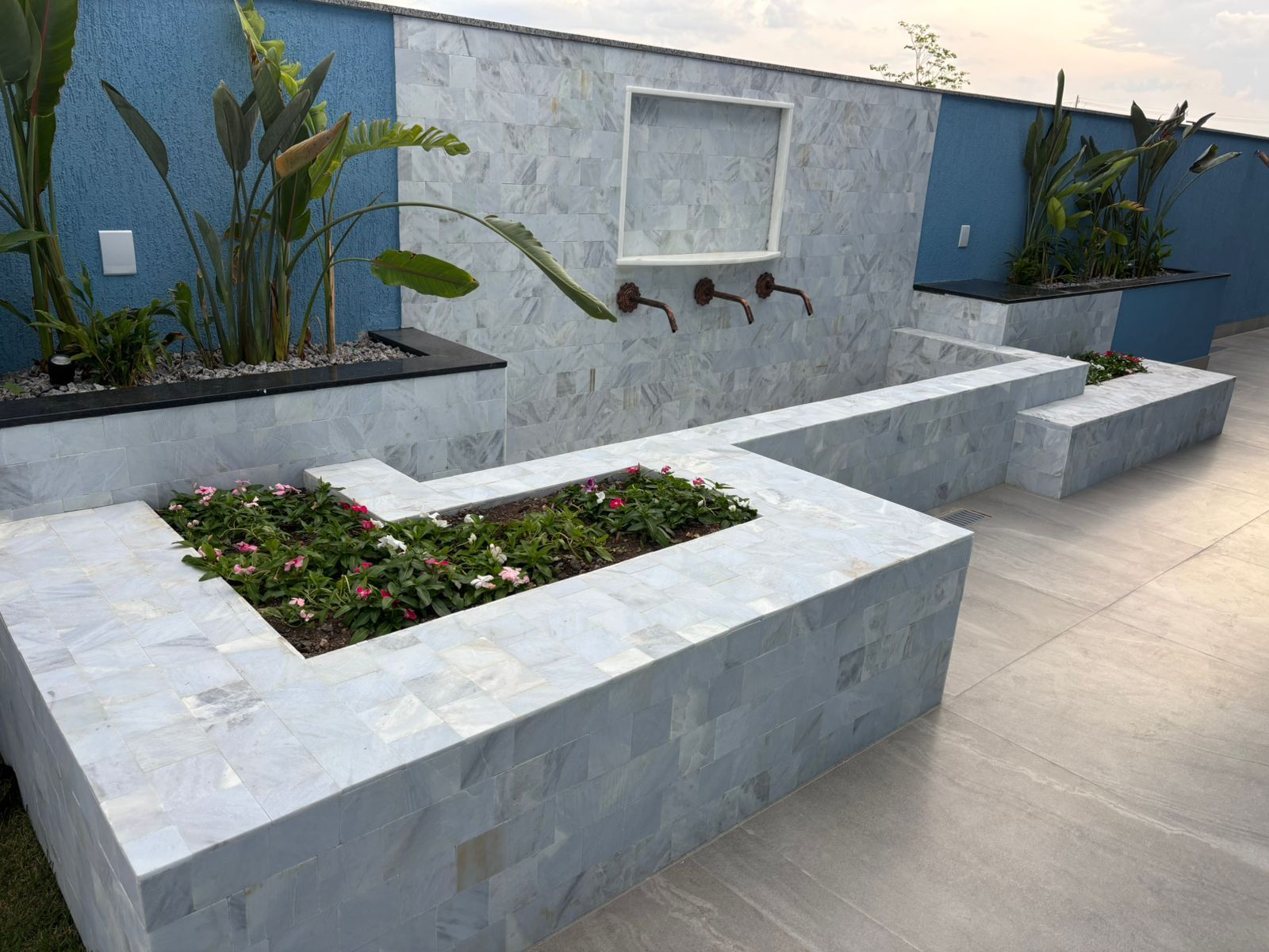 Pedra Água Marinha na piscina