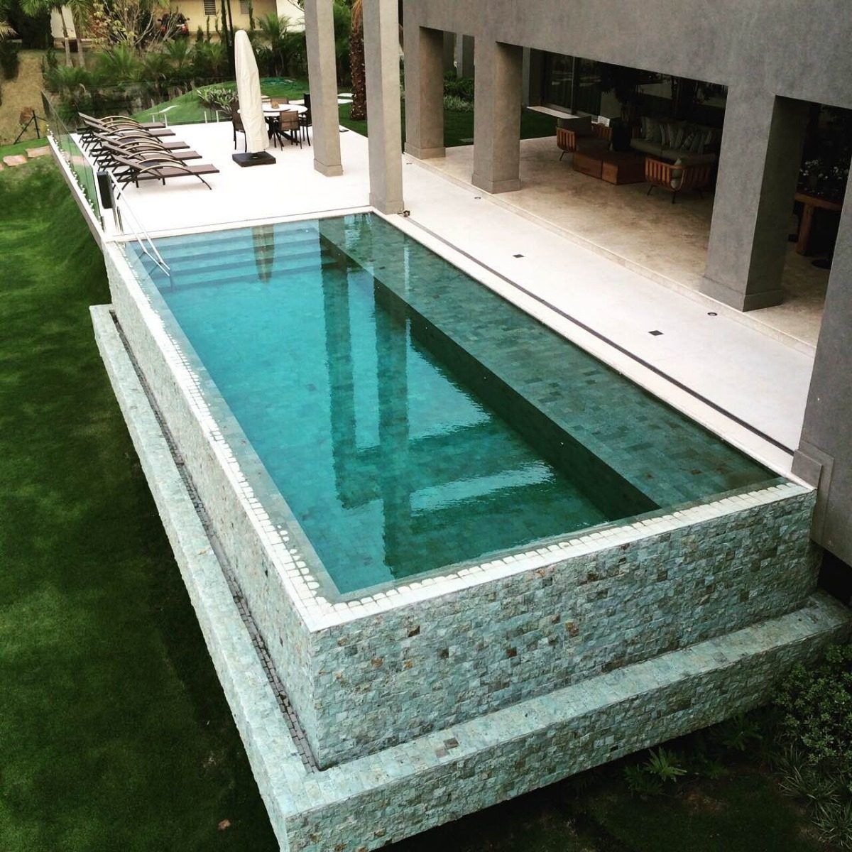 pedra hijau, hijau revestimento, pedra verde para piscina, revestimento natural verde, revestimento para piscina pedra natural, pedra para piscina verde, revestimento espelho d'água, pedra sukabumi, revestimento contemporâneo verde, pedra natural para spa, mosaico de pedra verde