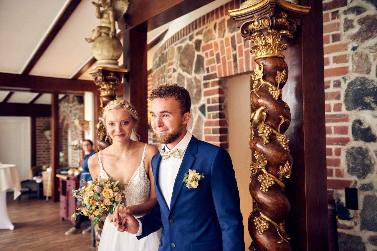 Paar,Hochzeit,Hochzeitspaar,Liebe,Händchen halten,Glücklich,Berlin,Bad Saarow,See,jung,Strauß;Anzug,Kleid,Brautkleid,Braut,Bräutigam,Fliege,Blumen,Lächeln,Lederschuhe,Sonnenlicht,Sonne,Kuss,Kranz,Blumenkranz,Sommer,Auto,Junggesellen,Gruppenfoto,Familie,Verwandte,Jungs,Maenner,Frauen,Ehering,Ring,Stimmung,Berührt,Gefühle,Gefuehle,Boot,Rudern,Dank