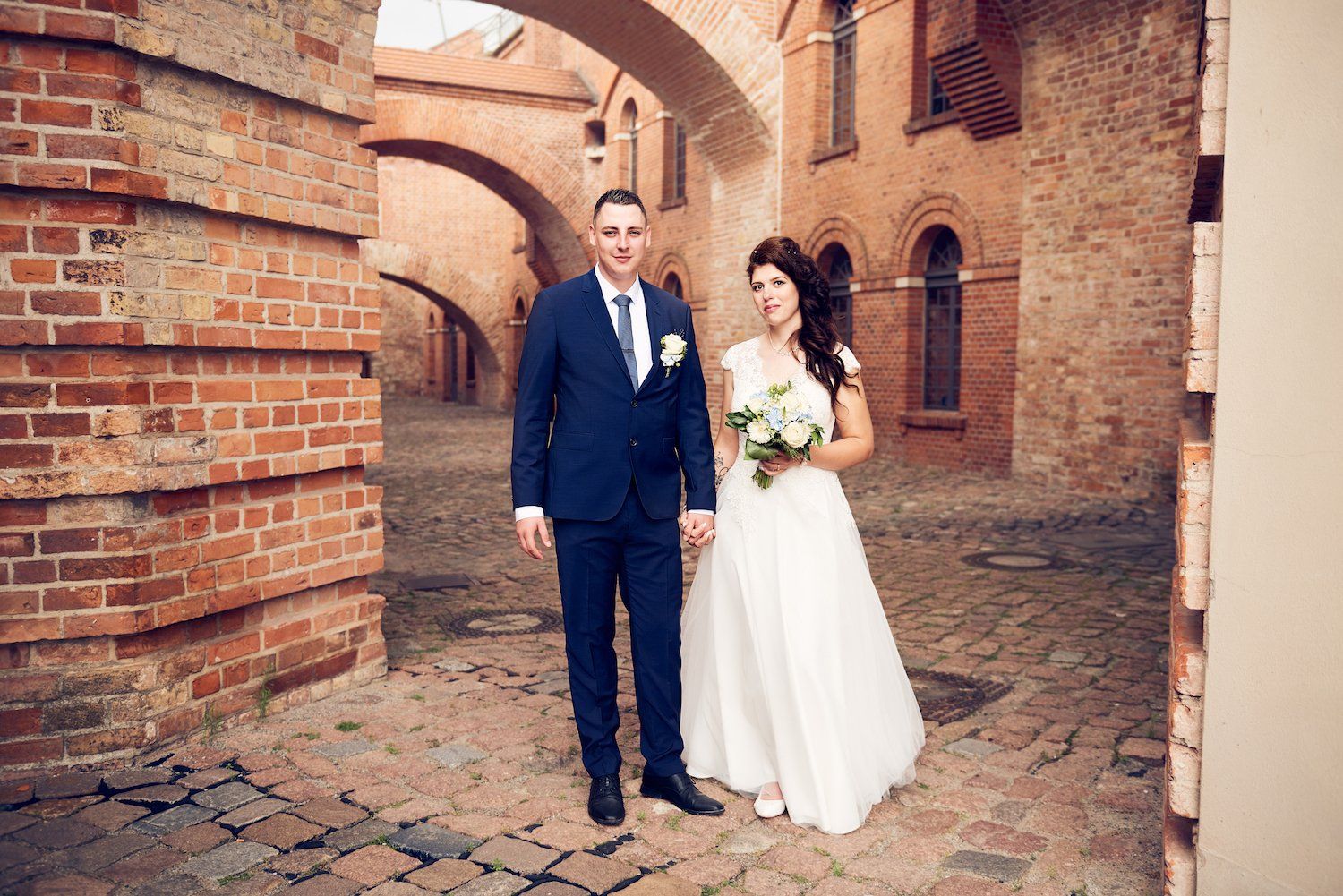 Berlin,Paar,Hochzeit,Hochzeitspaar,Liebe,Händchen halten,Glücklich,Burg,Zitadelle,Spandau,Zitadelle Spandau,Ruine,jung,Strauß,Anzug,Kleid,Brautkleid,Braut,Bräutigam,Blumen,Lächeln,Lederschuhe,Sonnenlicht,Sonne,Deutschland,Kinder,Kind,Seifenblasen,Ehering,Ring,Junggesellen