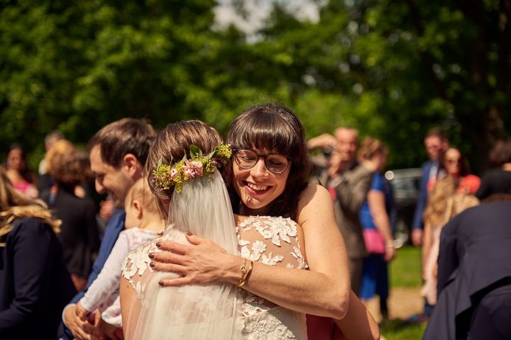 Freundin umarmt Braut auf einer Hochzeit in Berlin.