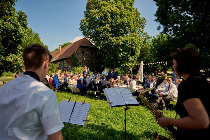 Band spielt auf einer Hochzeit in brandenburg auf einer Wiese