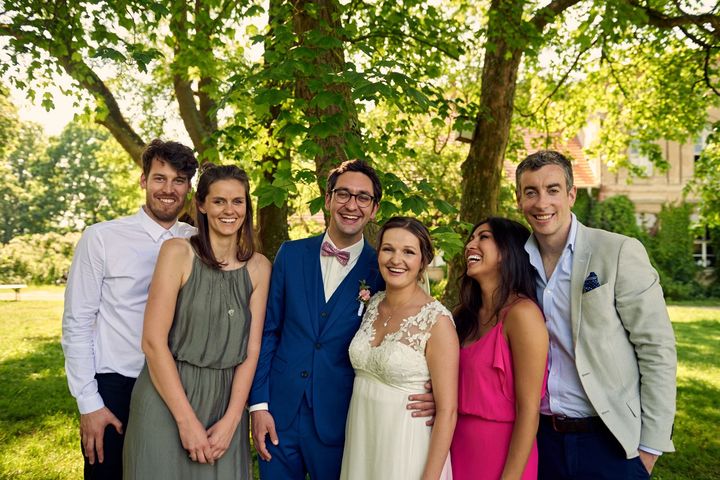 Gruppe von Freunden auf einer Hochzeit