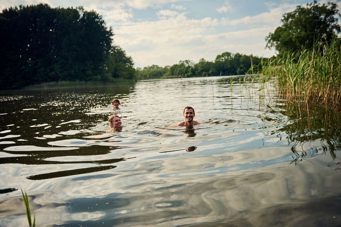 Badegäste auf einer Hochzeit an einer schönen Location in BRandenburg