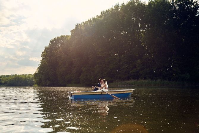 Hochzeitsfoto von einem Brautpaar in einem Boot in brandenburg.