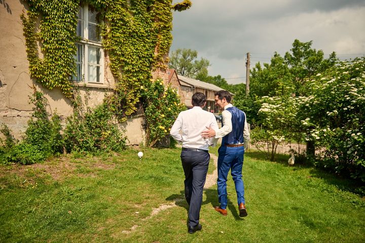 Zwei Männer auf einer Hochzeit.