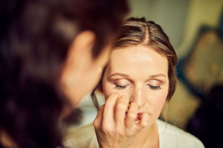 Vorbereitung für eine Hochzeit in Brandenburg. Die Braut wird geschminkt von einer professionellen Make-Artist.
