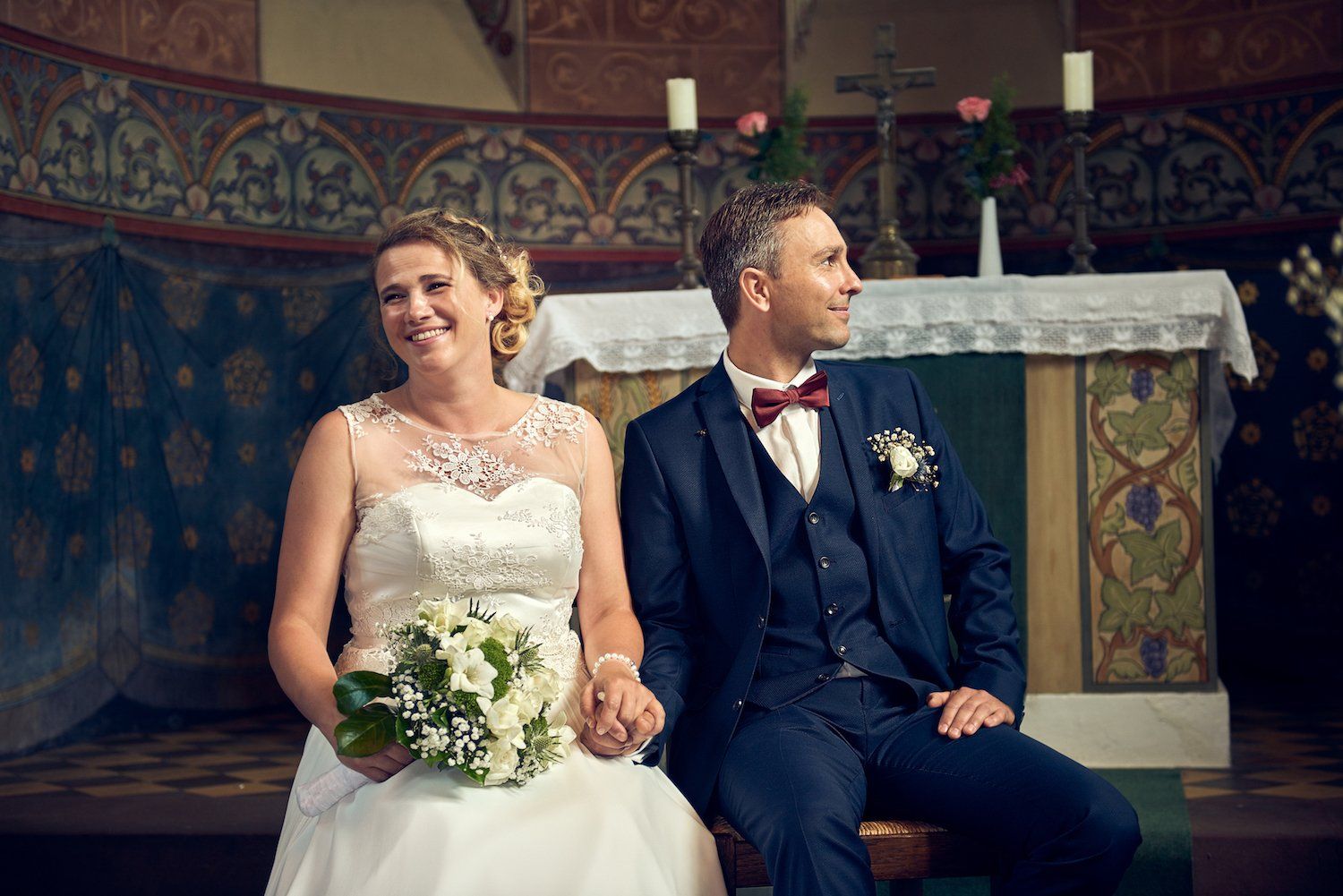 Paar,Hochzeit,Hochzeitspaar,Liebe,Händchen halten,Glücklich,Wald,jung,Strauß;Anzug,Kleid,Brautkleid,Braut,Bräutigam,Fliege,Blumen,Lächeln,Lederschuhe,Sonnenlicht,Sonne,Kuss,Kranz,Blumenkranz,Sommer,Auto,Junggesellen,Gruppenfoto,Familie,Verwandte,Jungs,Maenner,Frauen,Ehering,Ring,Kirschen,Kirsche,Kirschen essen,Natur,Wiese,Brandenburg,Feld,Feldweg