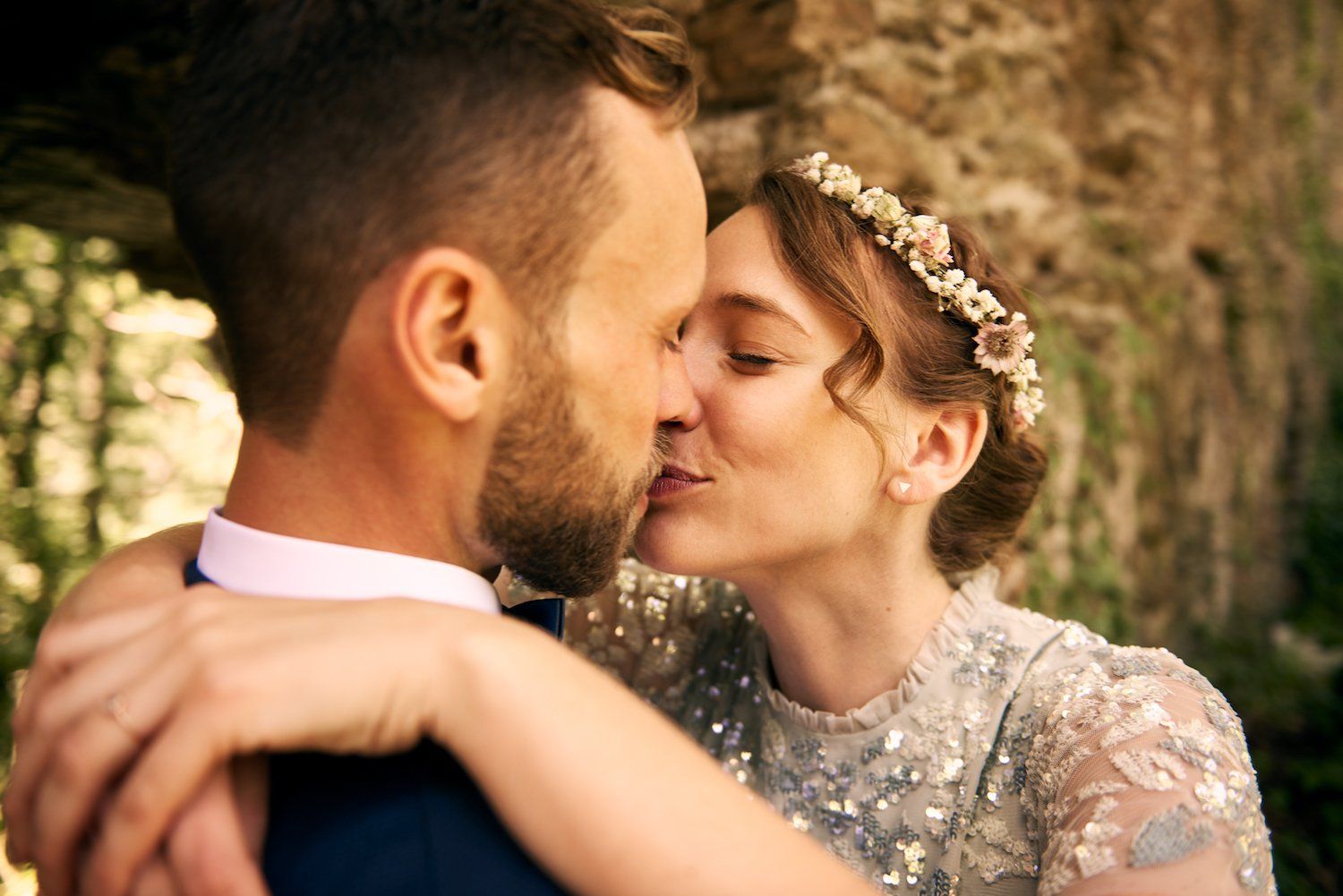 Paar,Hochzeit,Hochzeitspaar,Liebe,Händchen halten,Glücklich,Hessen,Ruine,Wald,jung,Strauß;Anzug,Kleid,Brautkleid,Braut,Bräutigam,Fliege,Blumen,Lächeln,Lederschuhe,Sonnenlicht,Sonne,Kuss,Kranz,Blumenkranz,Sommer,Auto,Junggesellen,Gruppenfoto,Familie,Verwandte,Jungs,Maenner,Frauen,Ehering,Ring