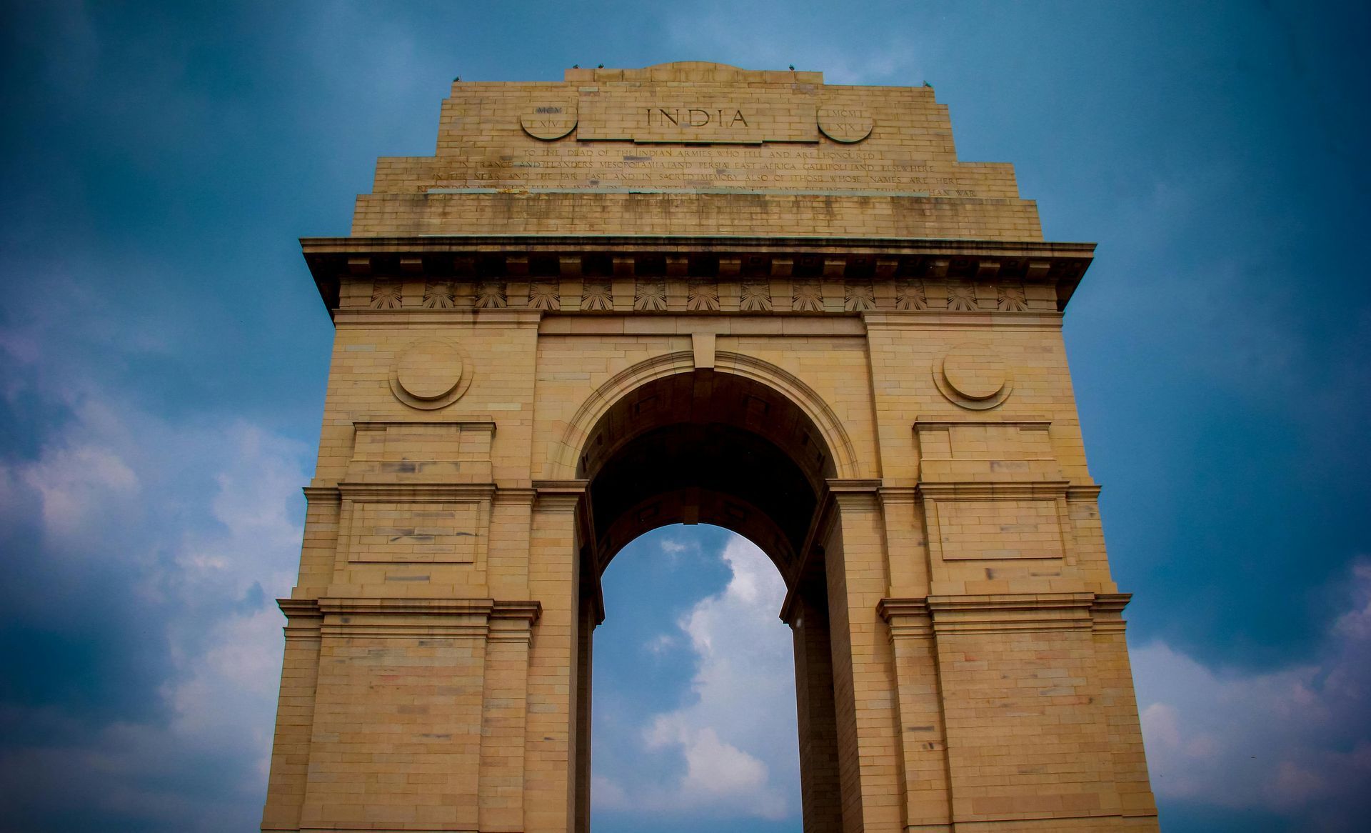 India Gate monument in Delhi with blue sky, symbolising vibrant markets and cultural attractions in the city