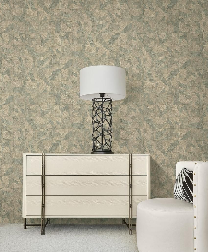 Sala da pranzo con carta da parati a motivi, tavolo scuro, sedie a motivi, credenza e vista sul lungomare.