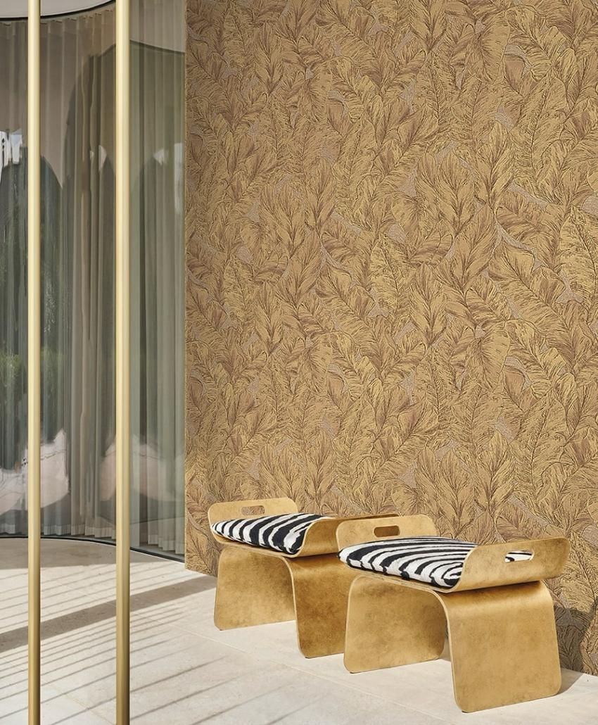 Due panche di legno con cuscini zebrati in una stanza con pareti dorate e tende trasparenti.