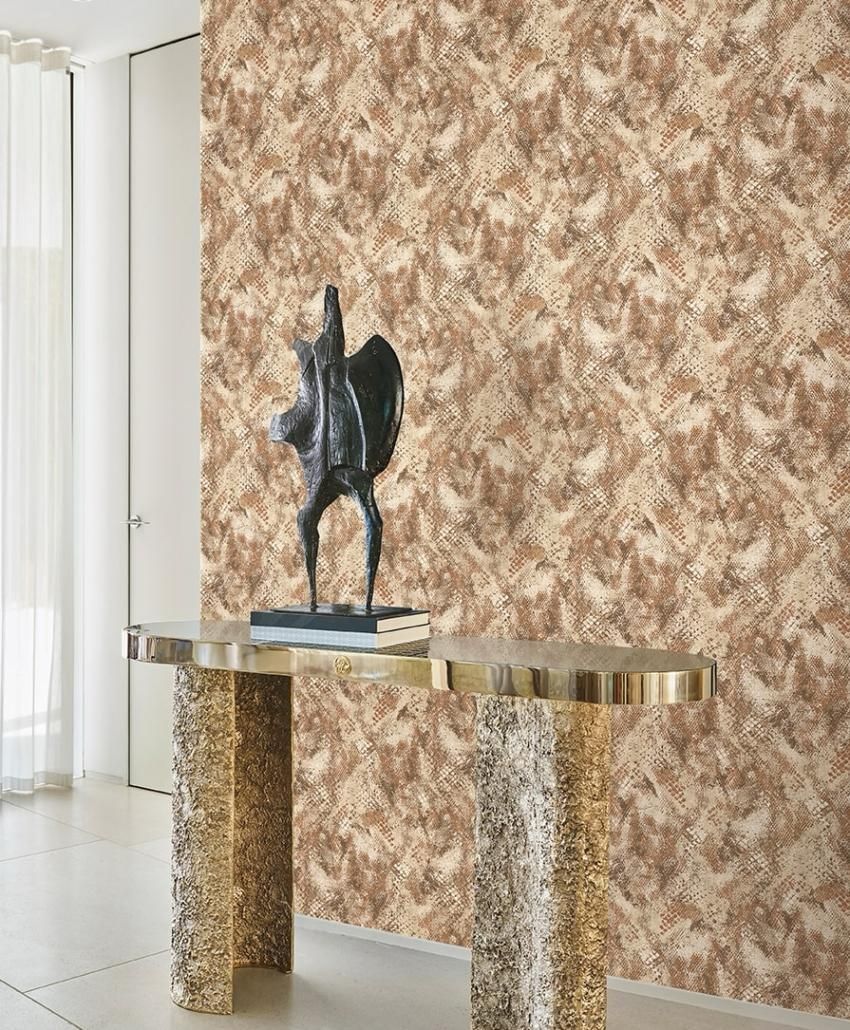 Soggiorno con parete con texture dorata, mobili con stampa zebrata, tappeto e finestra a tutta altezza.