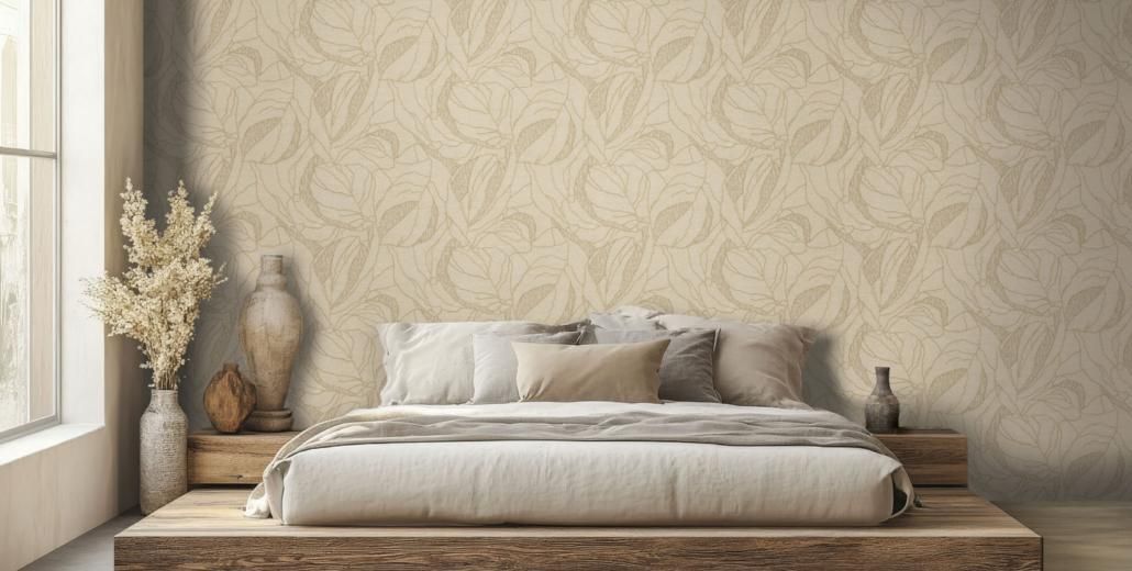 Camera da letto con carta da parati floreale beige, letto basso in legno, biancheria da letto neutra e vasi decorativi.
