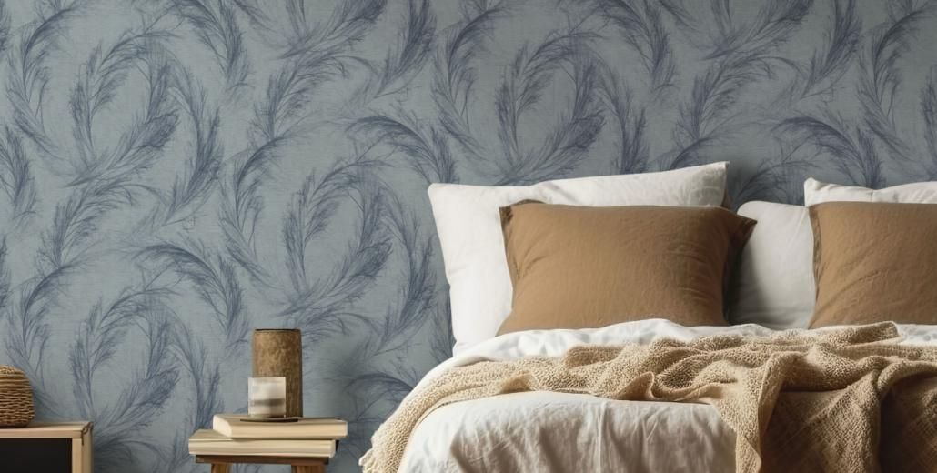 Camera da letto con carta da parati con motivo a piume blu, letto con cuscini marroni e un tavolino con un vaso.