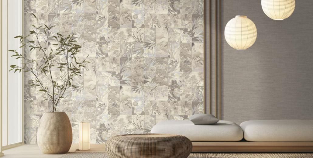 Camera da letto con carta da parati con motivo a piume blu, letto con cuscini marroni, piumone bianco e comodino in legno.