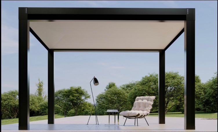 Pergola nera con tetto bianco, sedia e lampada in un ambiente esterno soleggiato.
