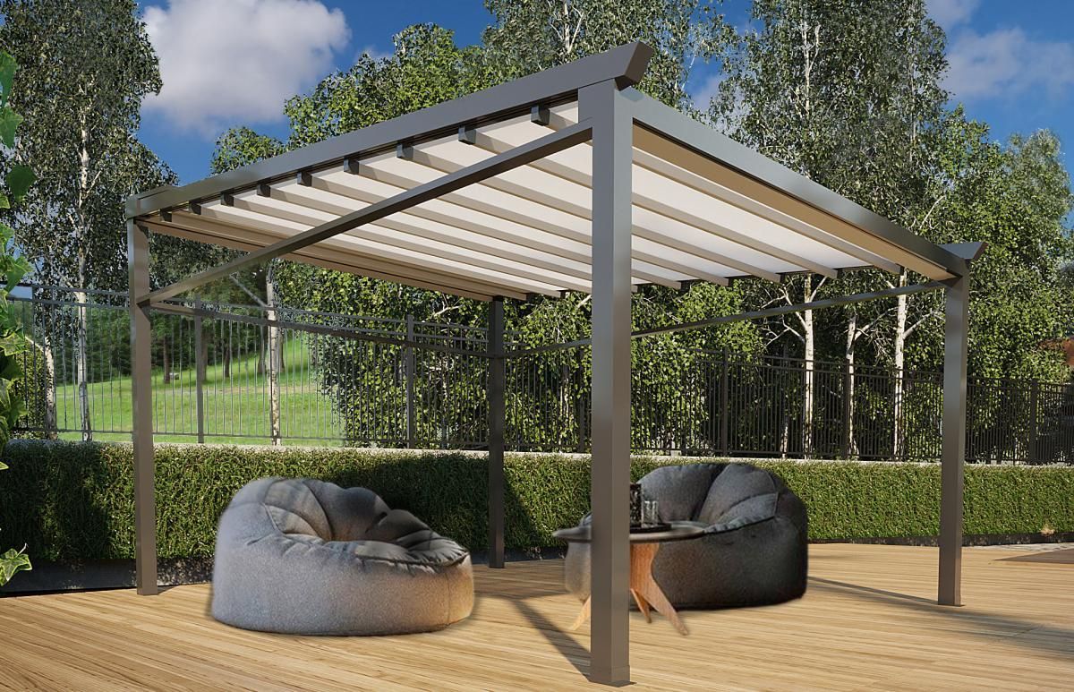 Pergolato con poltrone a sacco grigie e tavolino su un patio in mattoni.