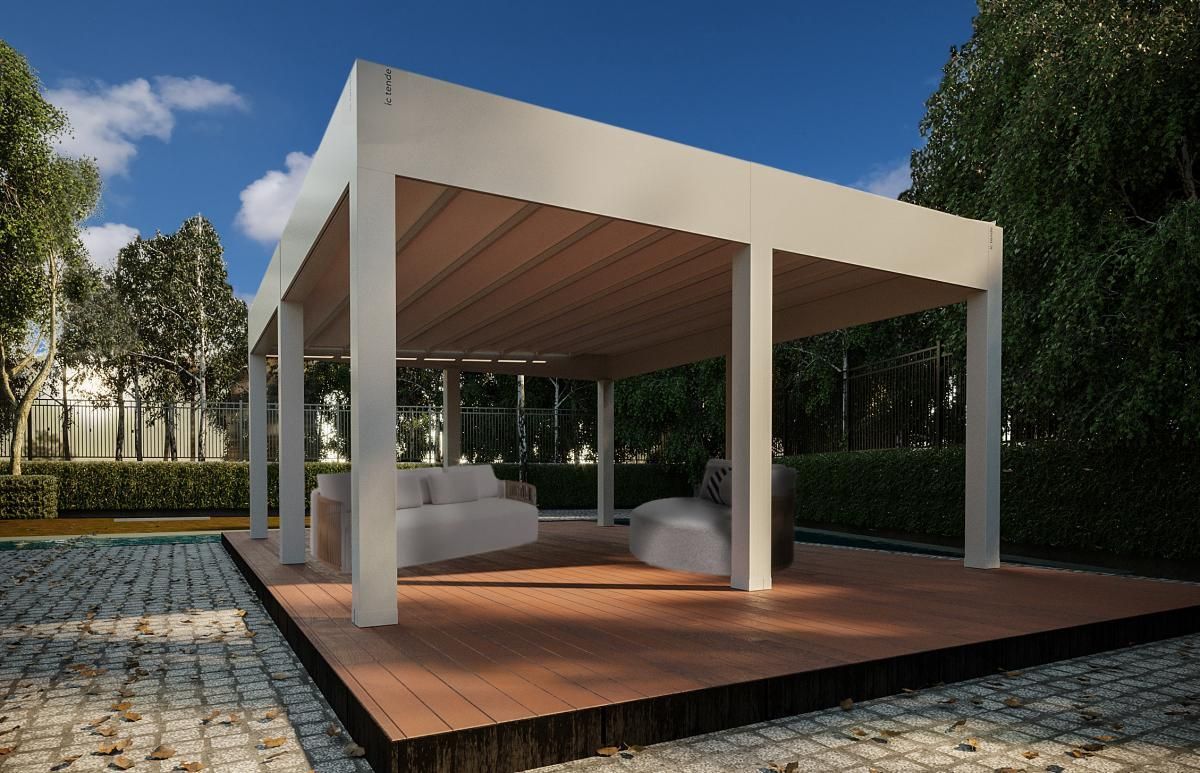 Ristorante all'aperto con tettoia bianca, tavoli e sedie. Palma in primo piano, giornata di sole.