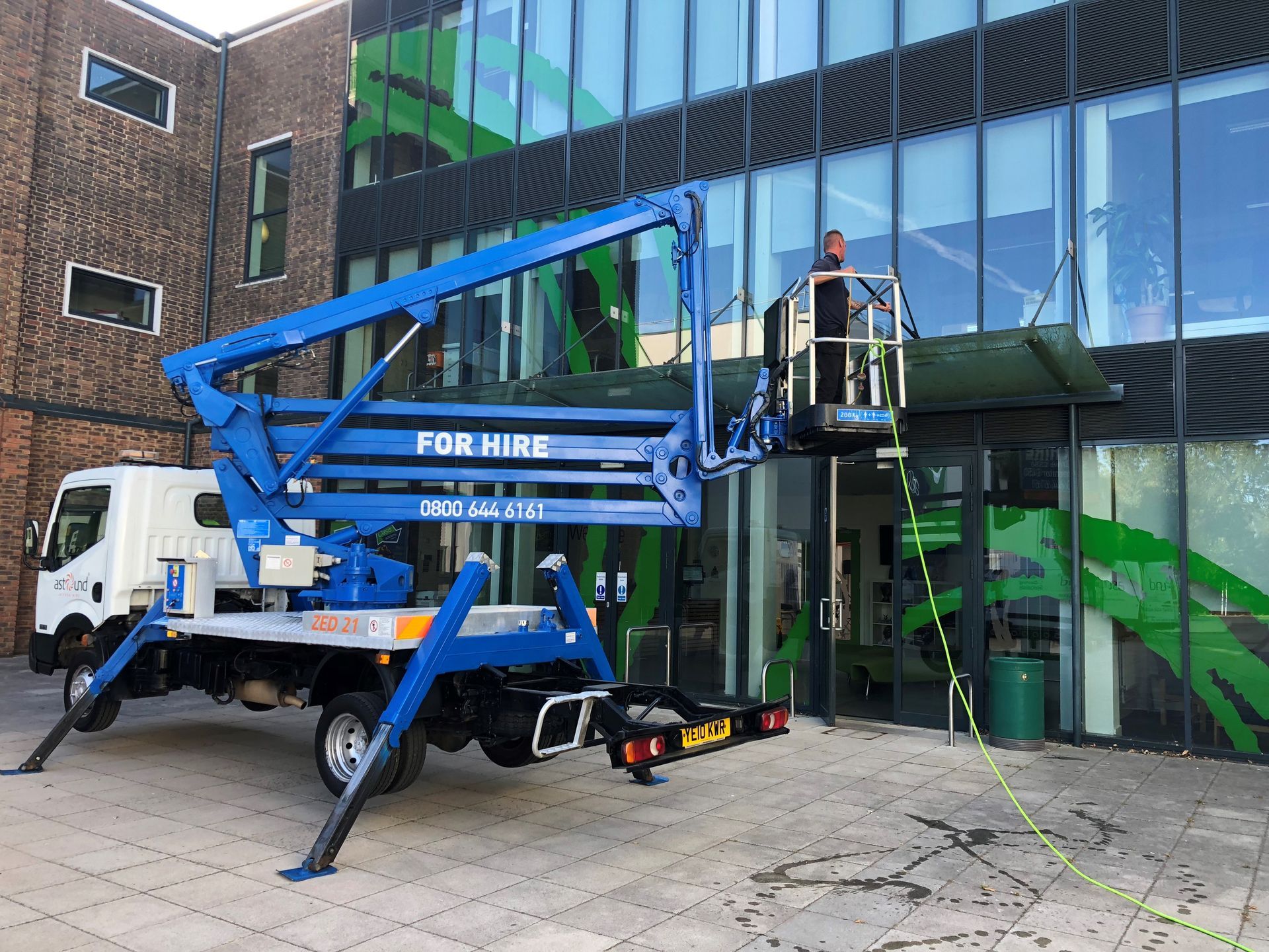 how to clean outside windows you can't reach with a cherry picker
