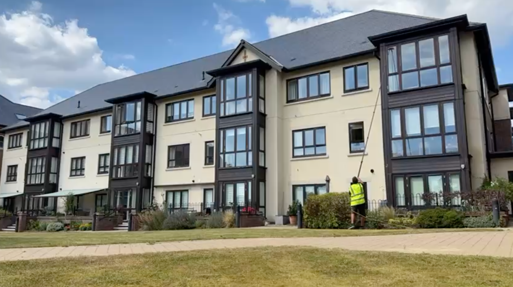 Time-Lapse Water Fed Pole Window Cleaning VIDEO