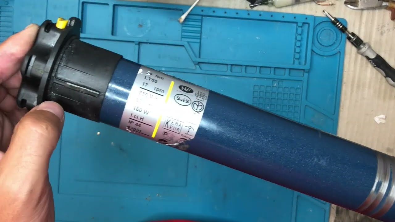 técnico a reparar um motor de estore elétrico