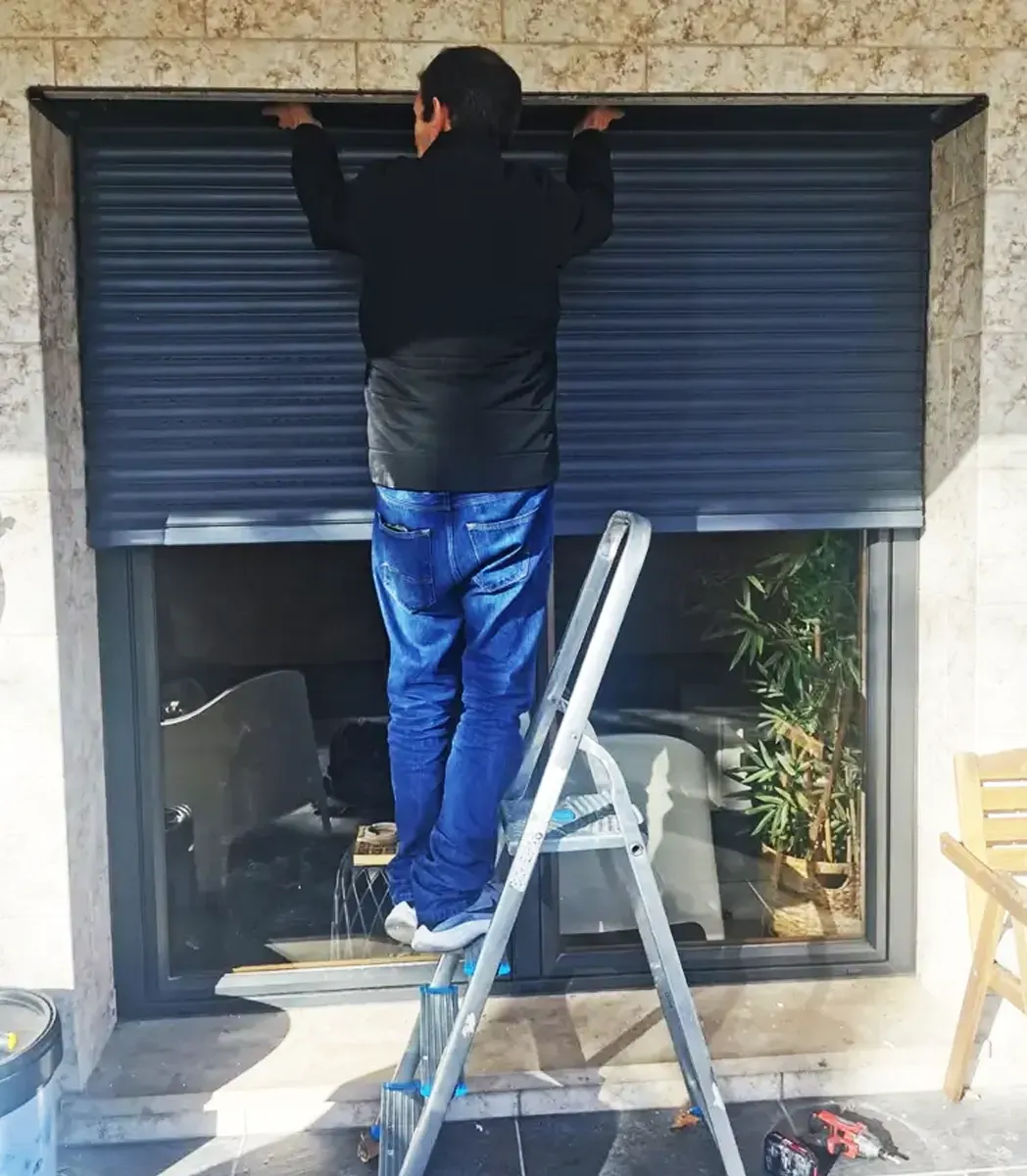 tenico numa reparação de estores eletricos