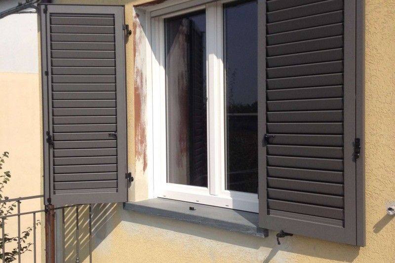 Finestra con persiane scure