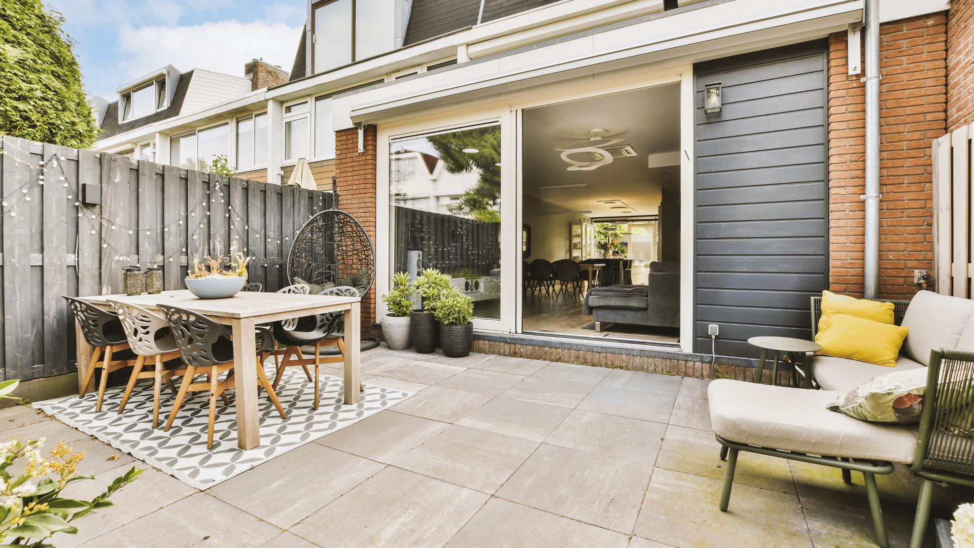 a white electrical outlet with the letter d on it