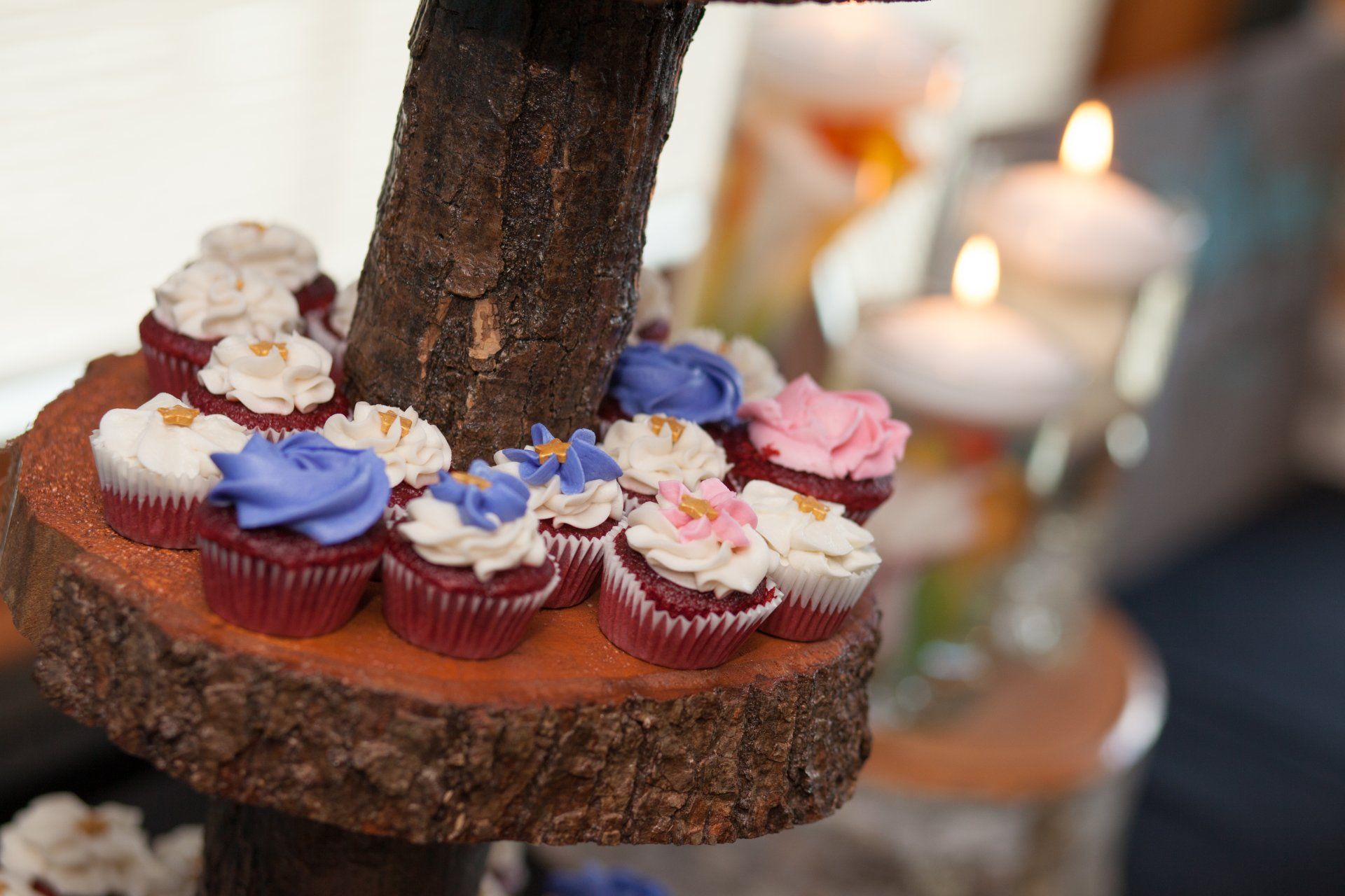 BellaVueEvents minicupcakes decor wood decor table