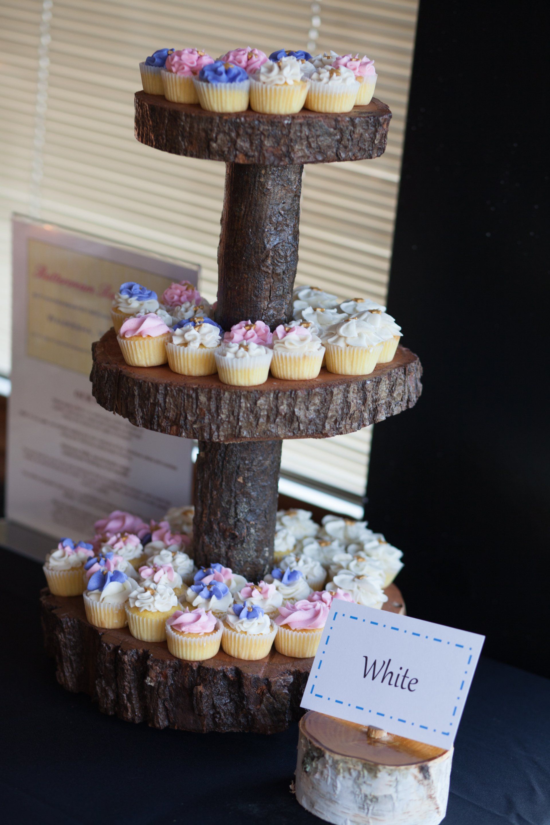 Dessert stand wood rentable BellaVueEvents