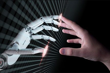 Una mano robótica que se extiende hacia una mano humana, sobre un fondo oscuro y futurista.
