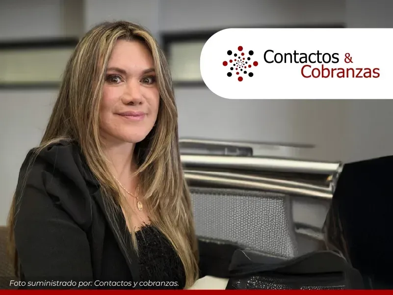 Mujer con blazer negro con el logo