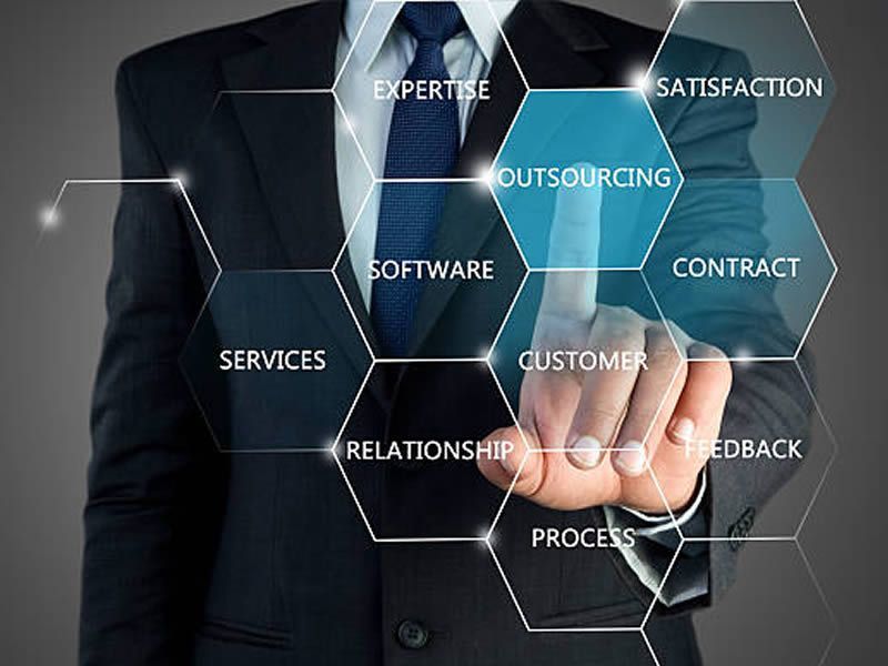 Persona de negocios con traje tocando un gráfico digital con la palabra