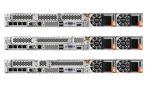 Tres unidades de rack de servidor, vistas posteriores, con ventiladores, puertos y fuentes de alimentación.