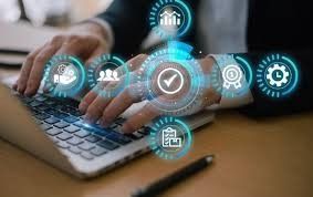 Persona escribiendo en una computadora portátil con iconos digitales de calidad, trabajo en equipo y eficiencia.