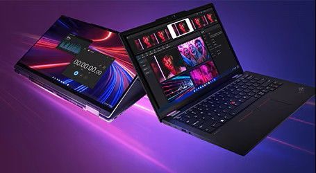 computadoras portátiles negras sobre un fondo violeta, una abierta mostrando un software, la otra abierta con un gráfico azul