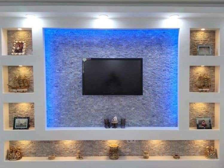 Televisor moderno montado en la pared con panel de piedra