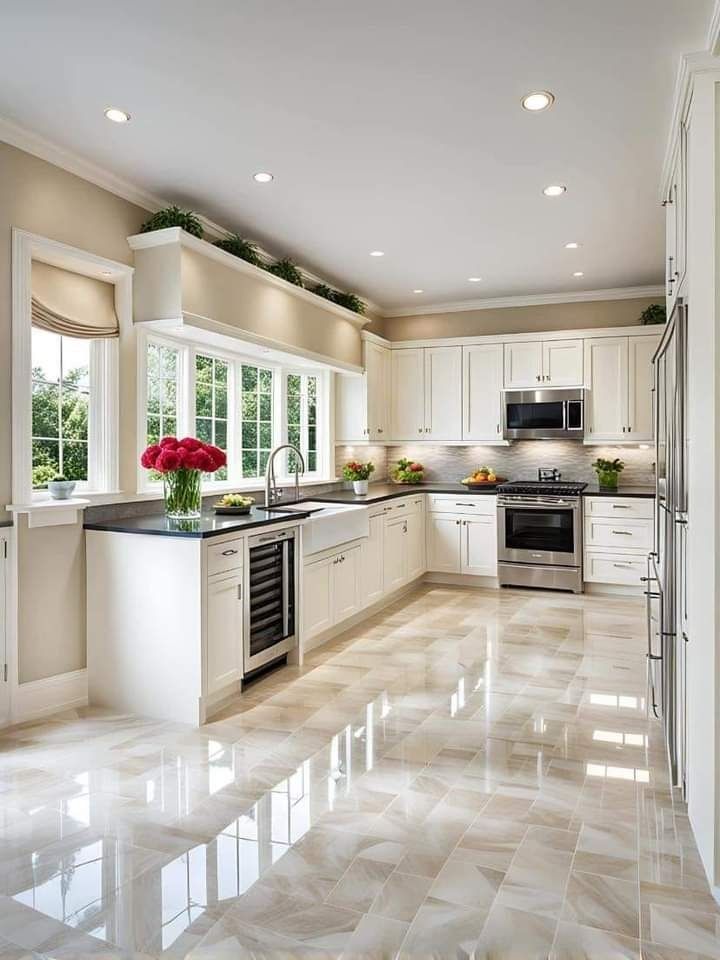 Cocina moderna y luminosa de color blanco con suelo de baldosas brillantes, grandes ventanales