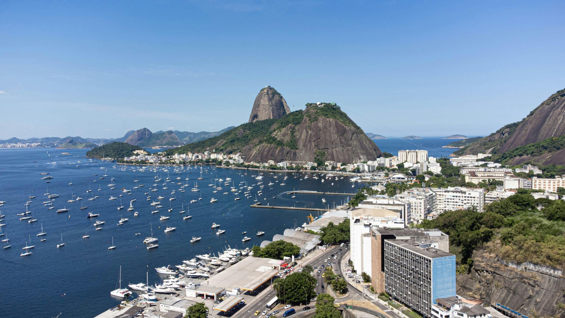 Vista panorámica de la bahía de Río de Janeiro con el Pan de Azúcar, barcos y edificios de la ciudad 