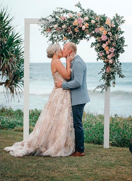 Couple Kissing — Florists In Woolgoolga, NSW