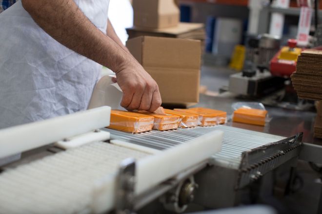 Packed cheese been labeled | Institute for Cheese & Dairy