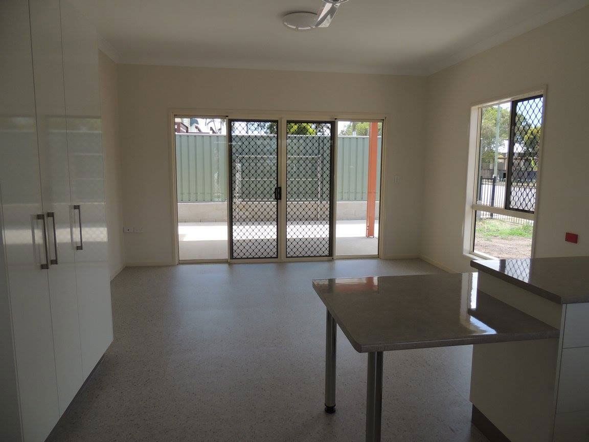 Simple House With Sliding Screen Door - Commercial & Industrial Construction In Palm Grove, QLD