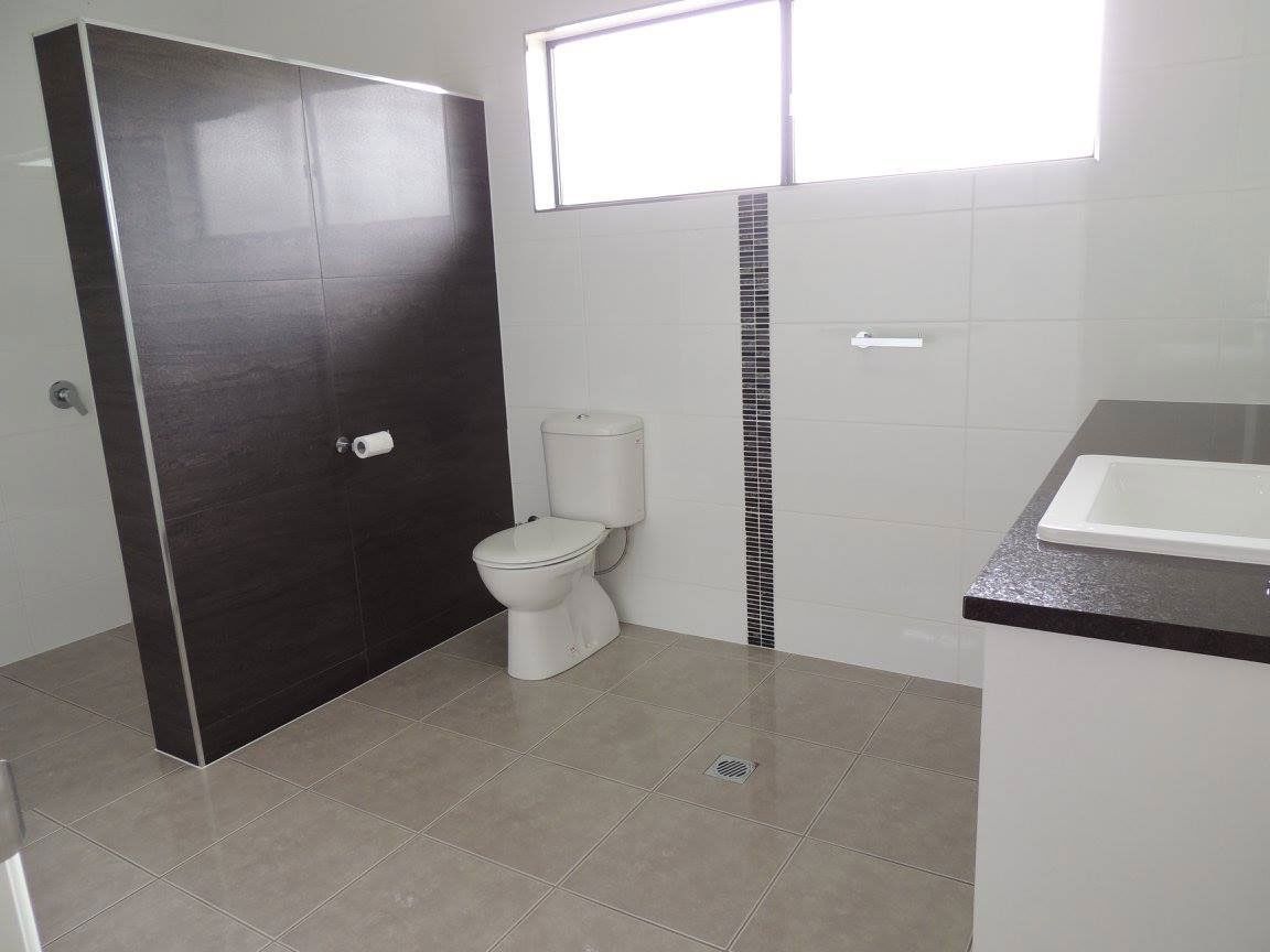Spacious Bathroom - Commercial & Industrial Construction In Palm Grove, QLD